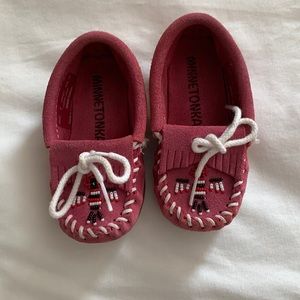 Toddler size 7 Minnetonka mauve moccasins